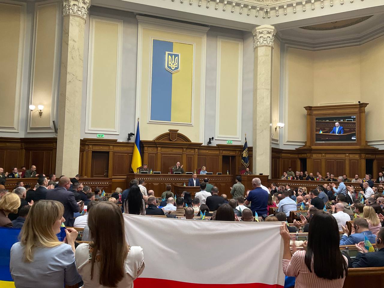 Президент Польщі виступає перед нардепами. В Раді присутній і Зеленський